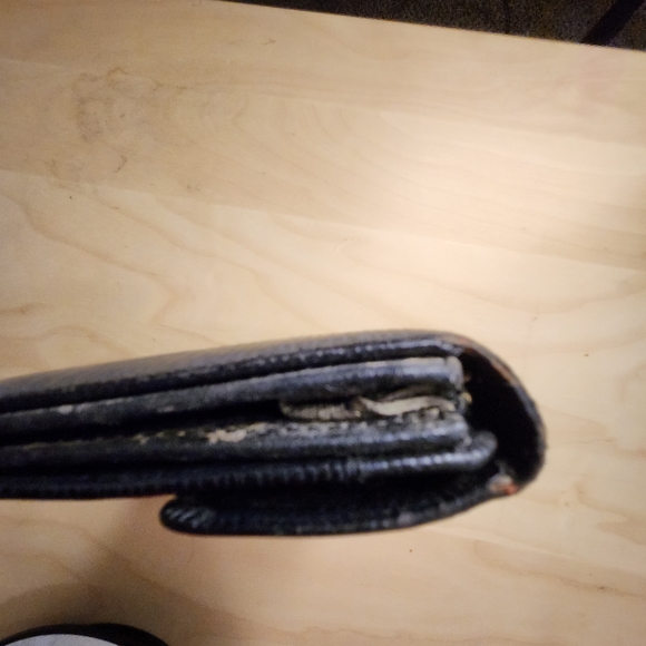 AUTHENTIC Louis Vuitton Epi leather Porte Tresor International wallet. Black. - Picture 11 of 12